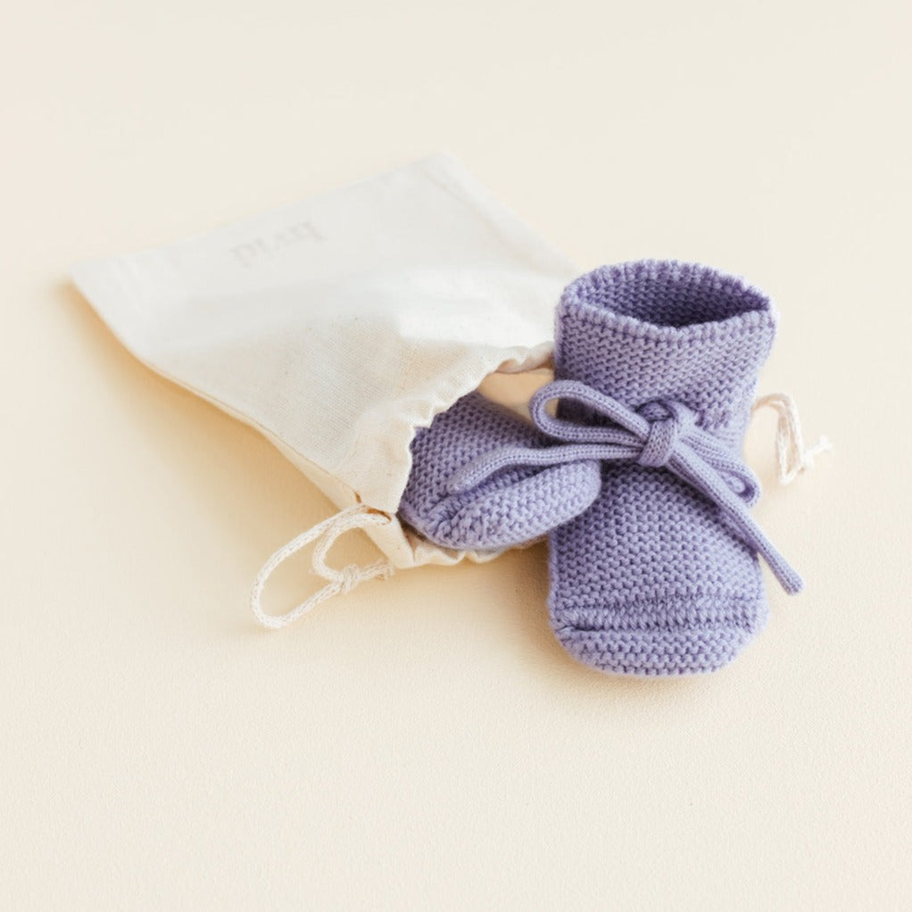 Gebreide booties voor baby's in de kleur Lilac van HVID voorzijde.
