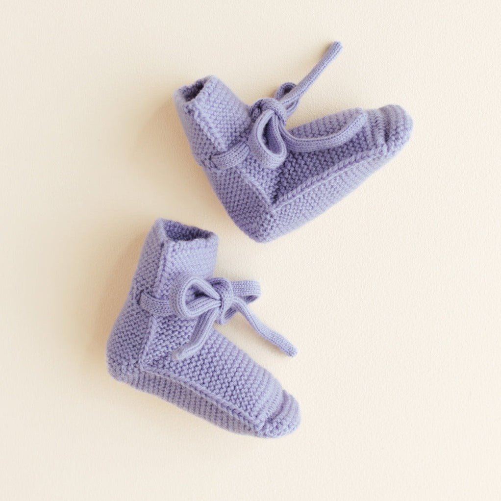 Gebreide booties voor baby's in de kleur Lilac van HVID witte achtergond.