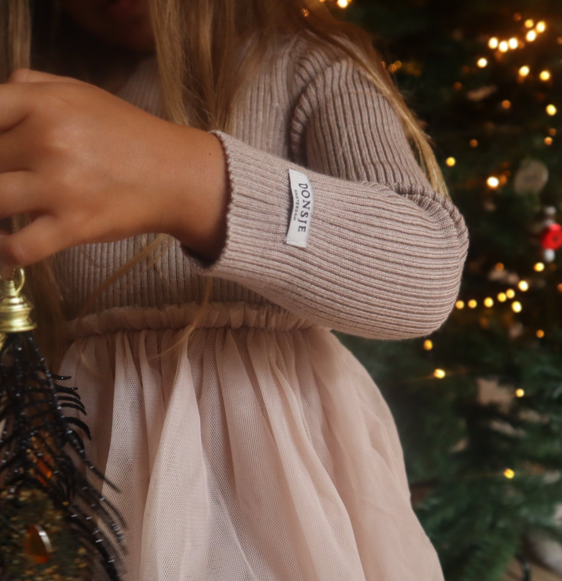 Rose Grey jurk met aan de onderzijde een tule rok voor kinderen (meisjes) van Donsje.